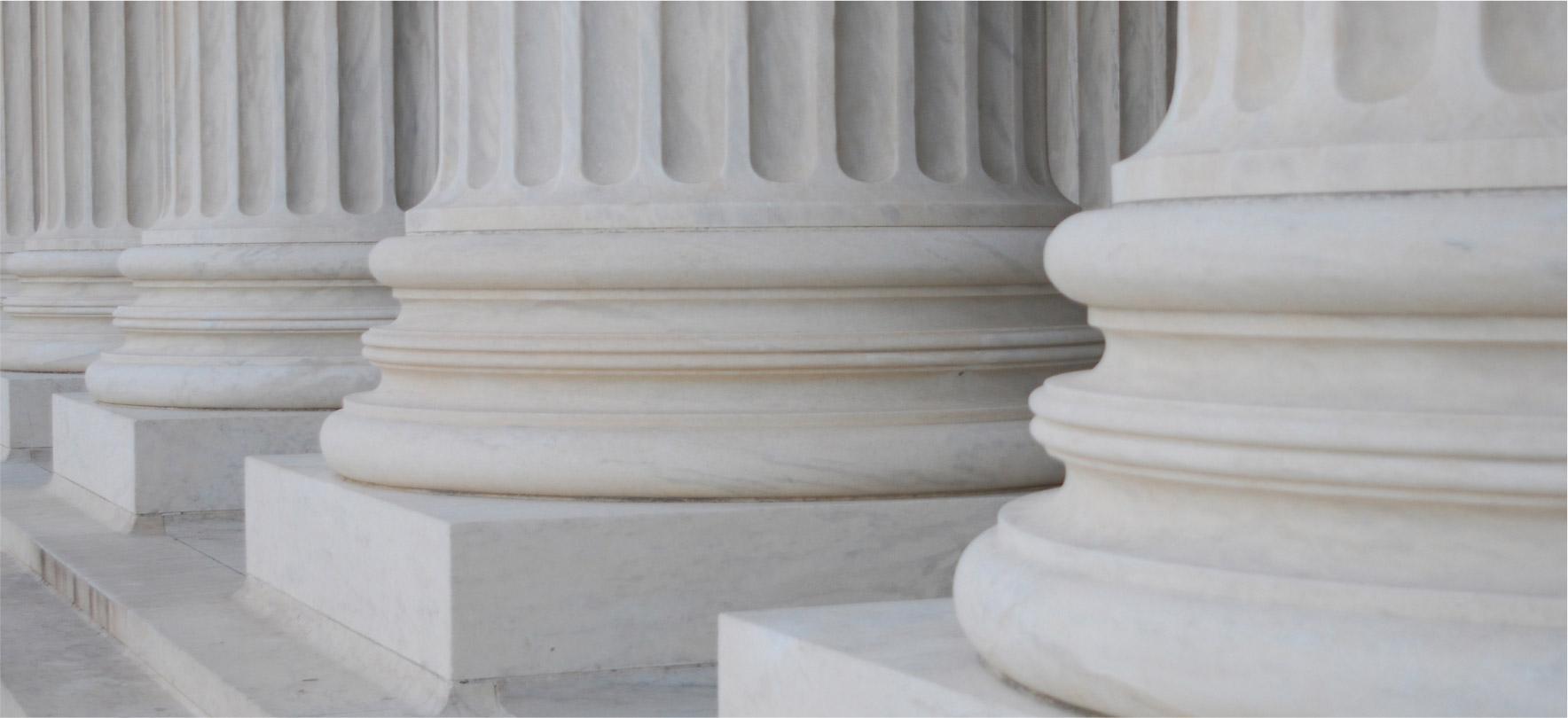 Basas de unas columnas romanas, Gobierno y Gestión Pública, América Latina