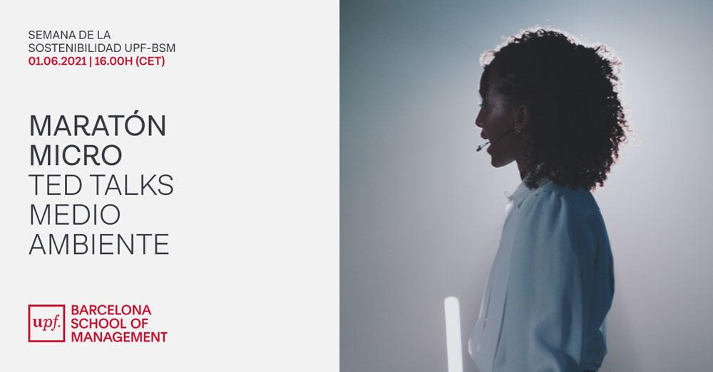 mujer hablando con un micrófono de diadema