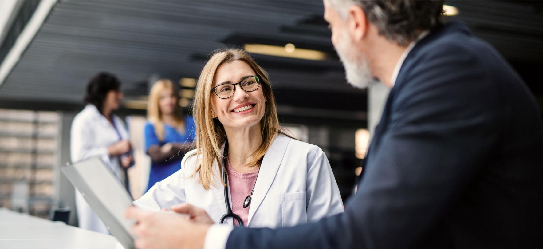 personas del sector farmacéutico y empresarial hablando frente a una mesa
