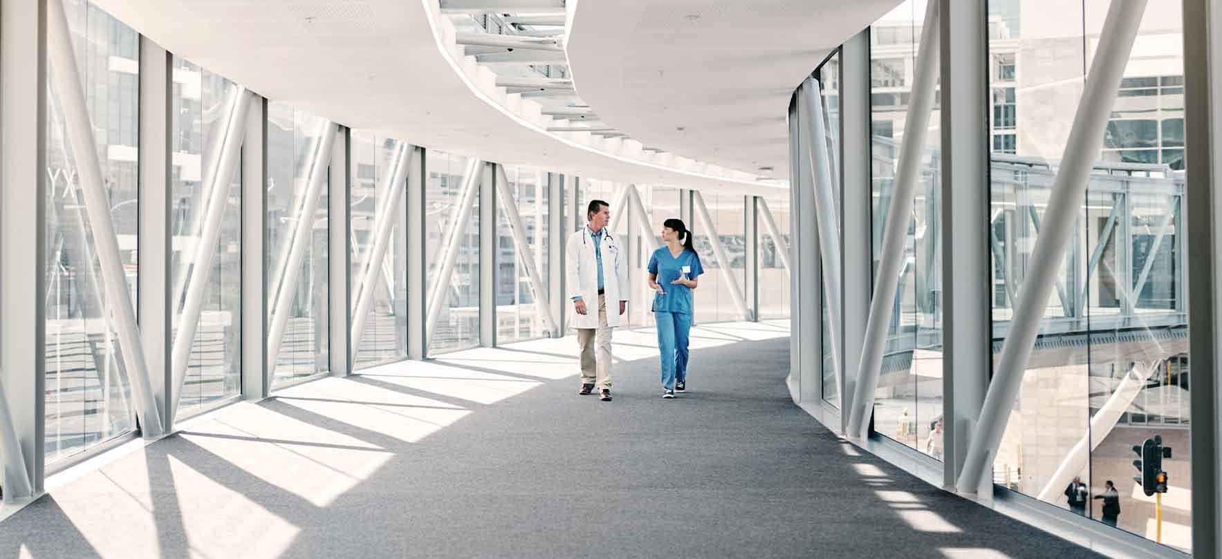 personal sanitario andando por un pasillo. Salud Pública UPF-BSM