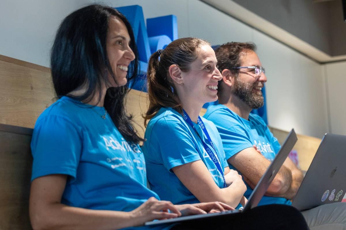 El jurado de Adevinta evalua las presentaciones de los estudiantes para dar respuesta al challenge planteado.
