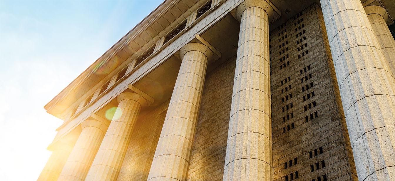 Edificio imponente con grandes columnas de piedra.